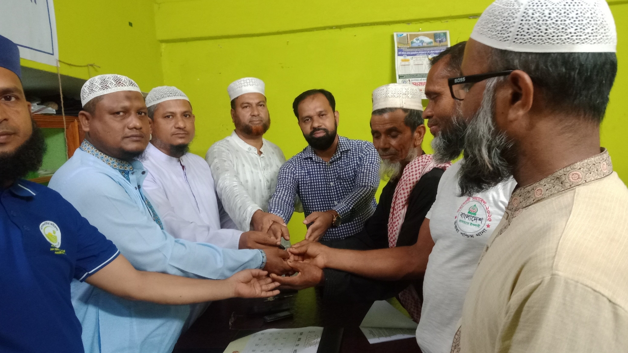 আটুলিয়ায় অসহায় পরিবারের পাশে জামায়াত, ভ্যান সহায়তা প্রদান
