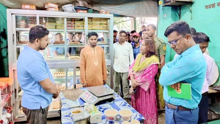 শ্যামনগরে অস্বাস্থ্যকর পরিবেশে মিষ্টি তৈরি: দুই দোকানিকে ৪০ হাজার টাকা জরিমানা