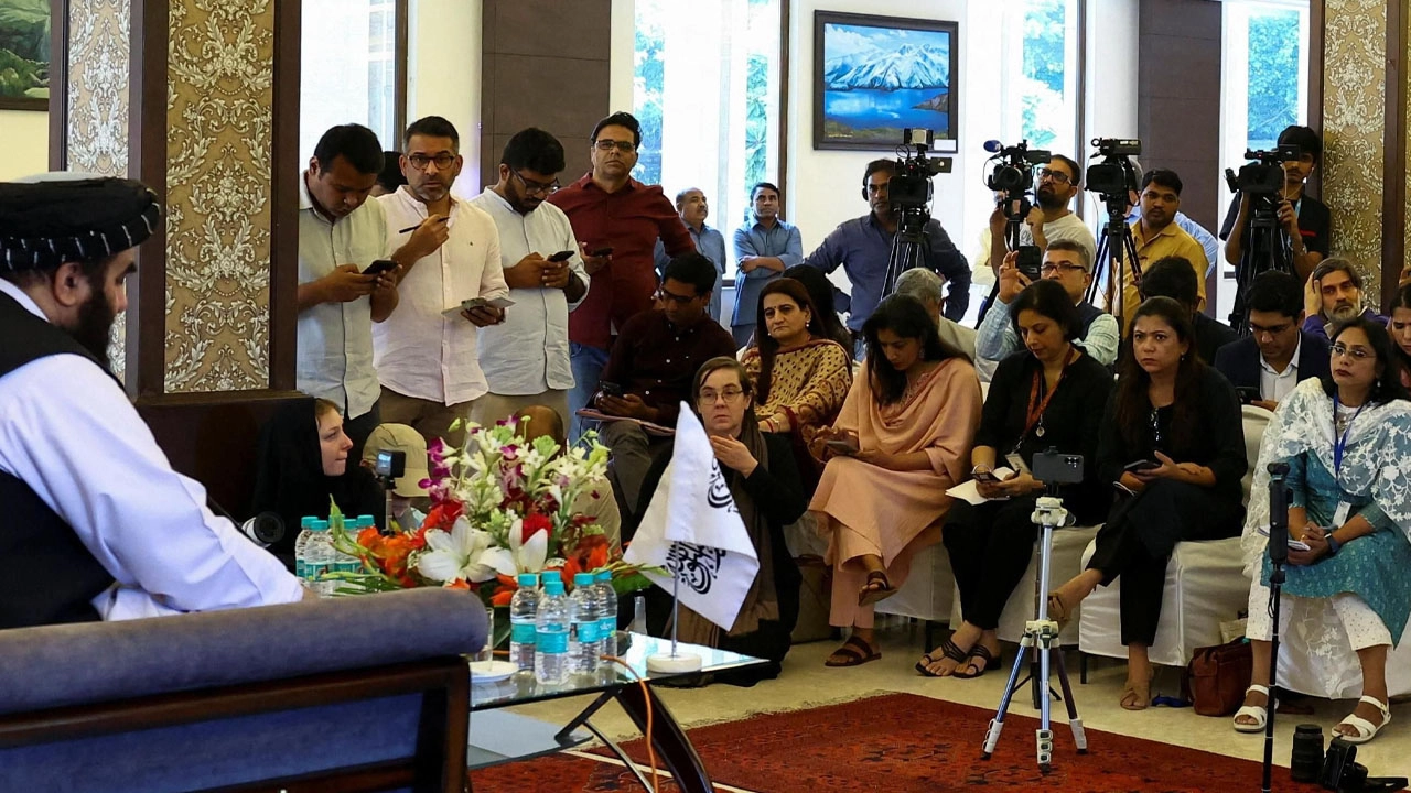 আফগান মন্ত্রীর ঠিক সামনে নারীদের বসালেন ভারতীয় পুরুষ সাংবাদিকরা