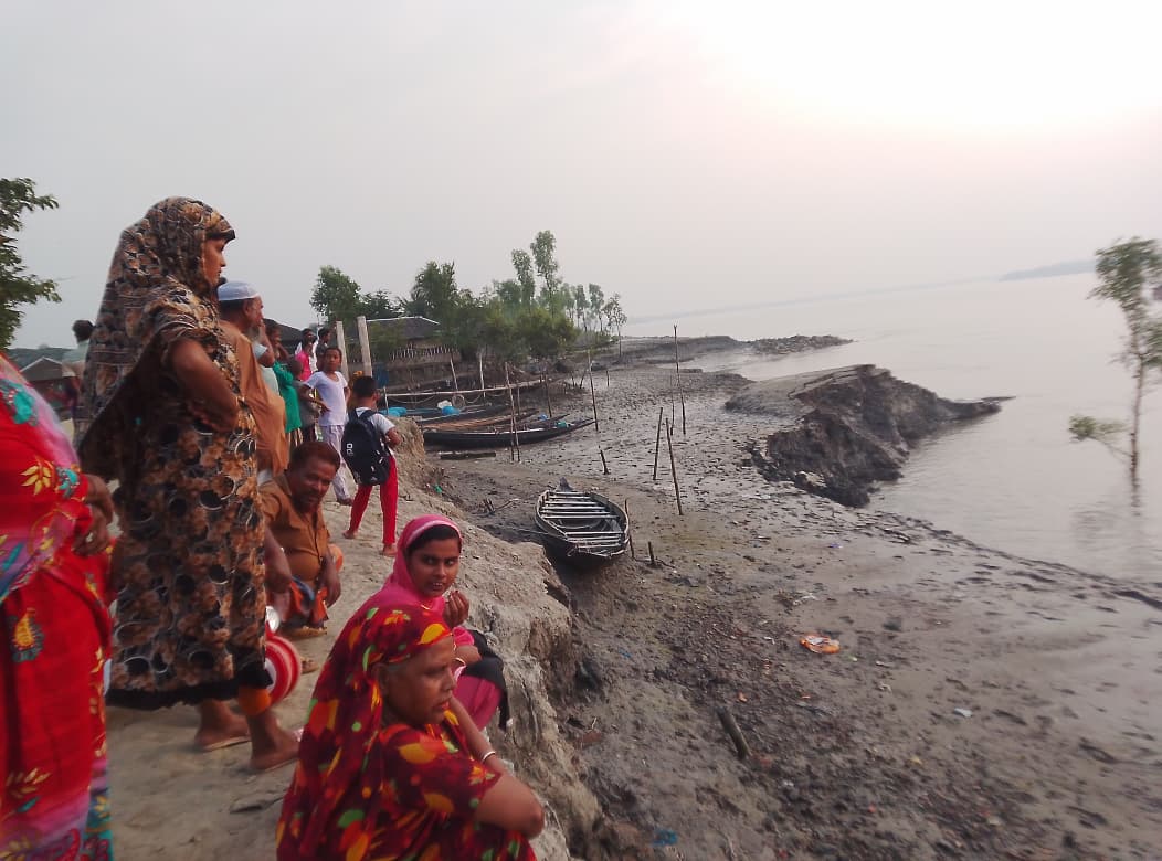 খোলপাটুয়া নদীর ভাঙনে আতঙ্ক, জরুরি ডাম্পিং শুরু করেছে পানি উন্নয়ন বোর্ড