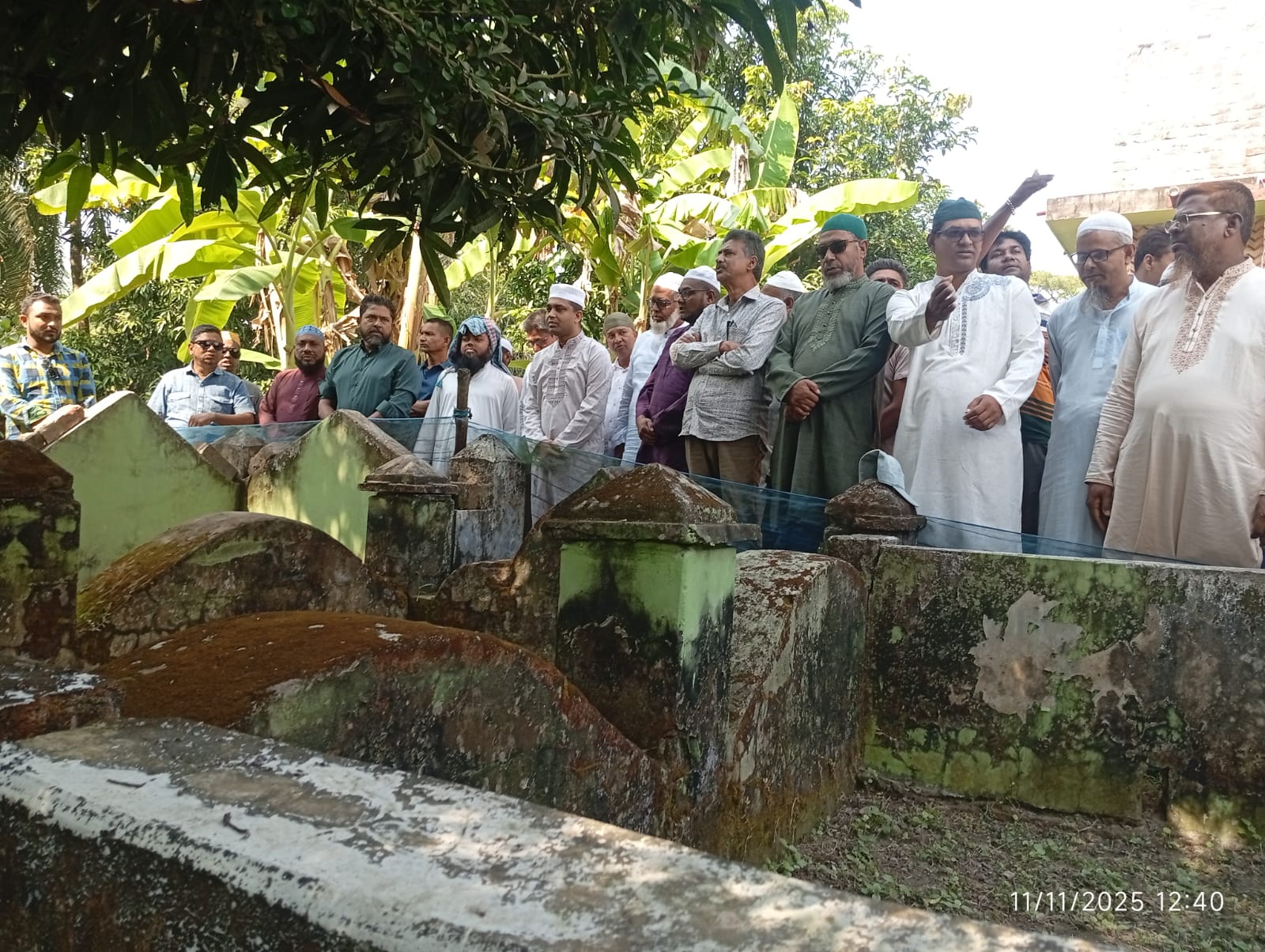 শ্যামনগরে দলীয় নেতৃবৃন্দকে নিয়ে প্রতিষ্ঠাতা সভাপতি নজরুল ইসলামের কবর জিয়ারত ধানের শীষ প্রার্থী ড. মনিরুজ্জামানের