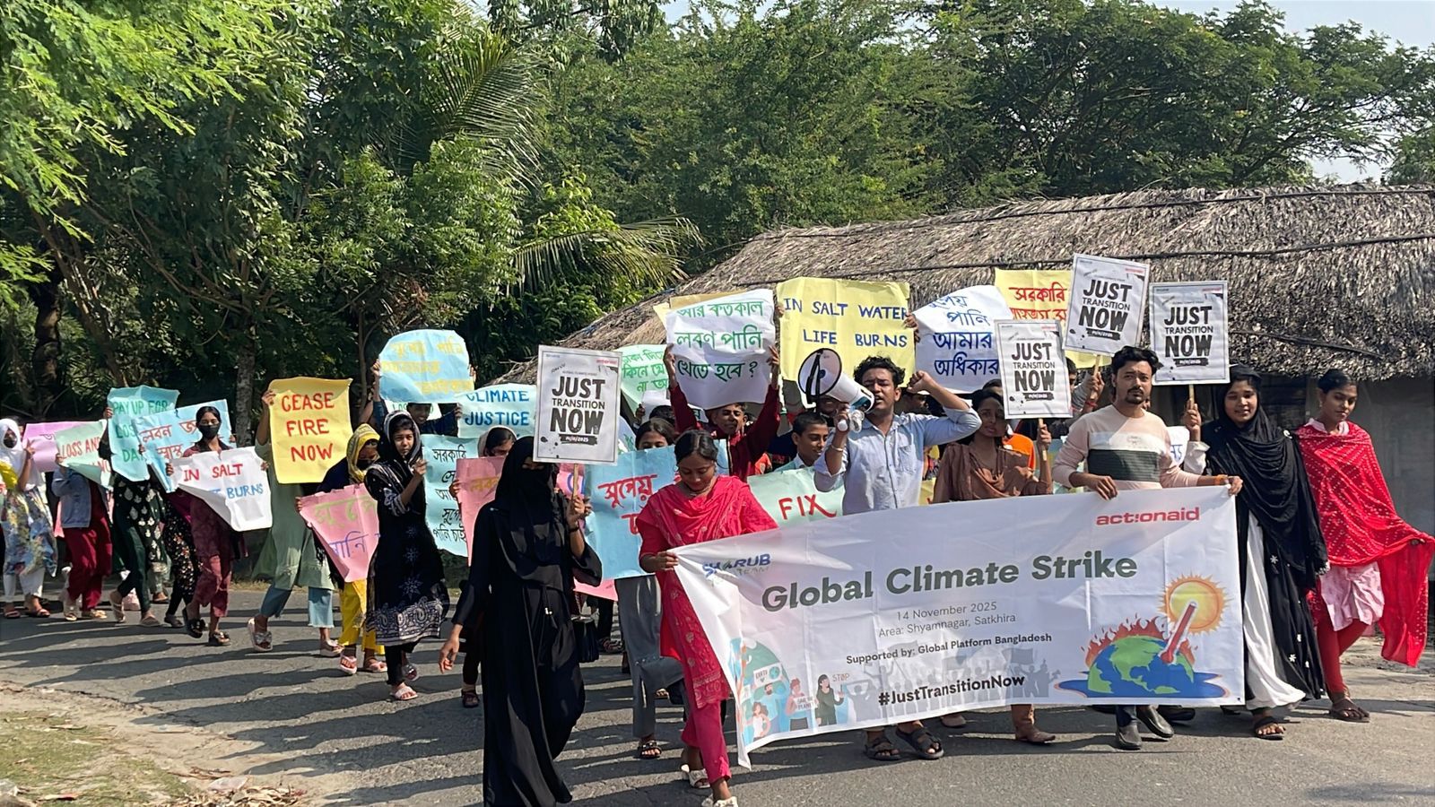 জলবায়ু ঝুঁকিপূর্ণ উপকূল থেকে বিশ্বকে বার্তা: “এখনই ন্যায়সঙ্গত রূপান্তর চাই”