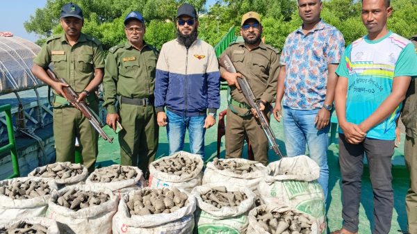 বন বিভাগের অভিযানে ৮৬০ কেজি শামুক উদ্ধার, চুনা নদীতে অবমুক্ত