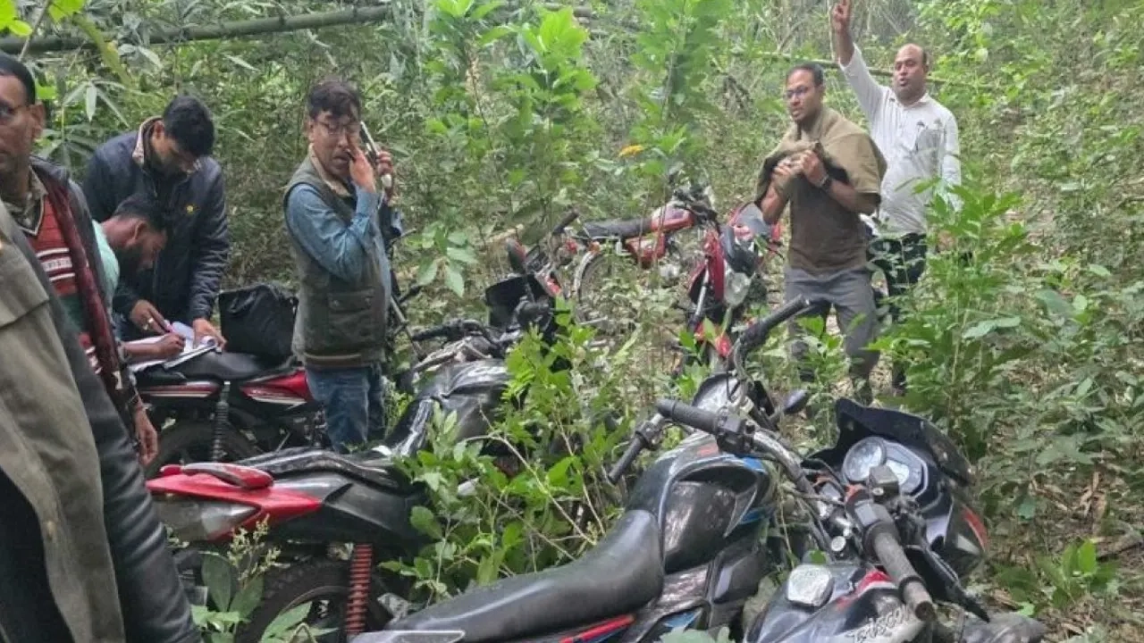 পাবনায় জামায়াতের মিছিলে হামলার পর লুট করা সেই ৯ মোটরসাইকেল বিএনপি নেতার বাড়ি থেকে উদ্ধার