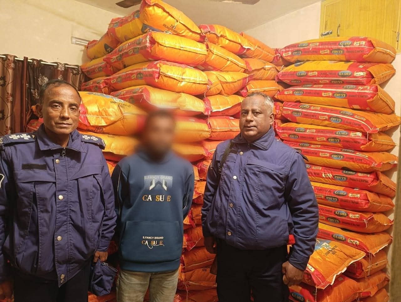 নরসিংদী জেলা পুলিশের অভিযানে ১৪৩ (একশত তেতাল্লিশ) বস্তা জিরাসহ গ্রেফতার ০১