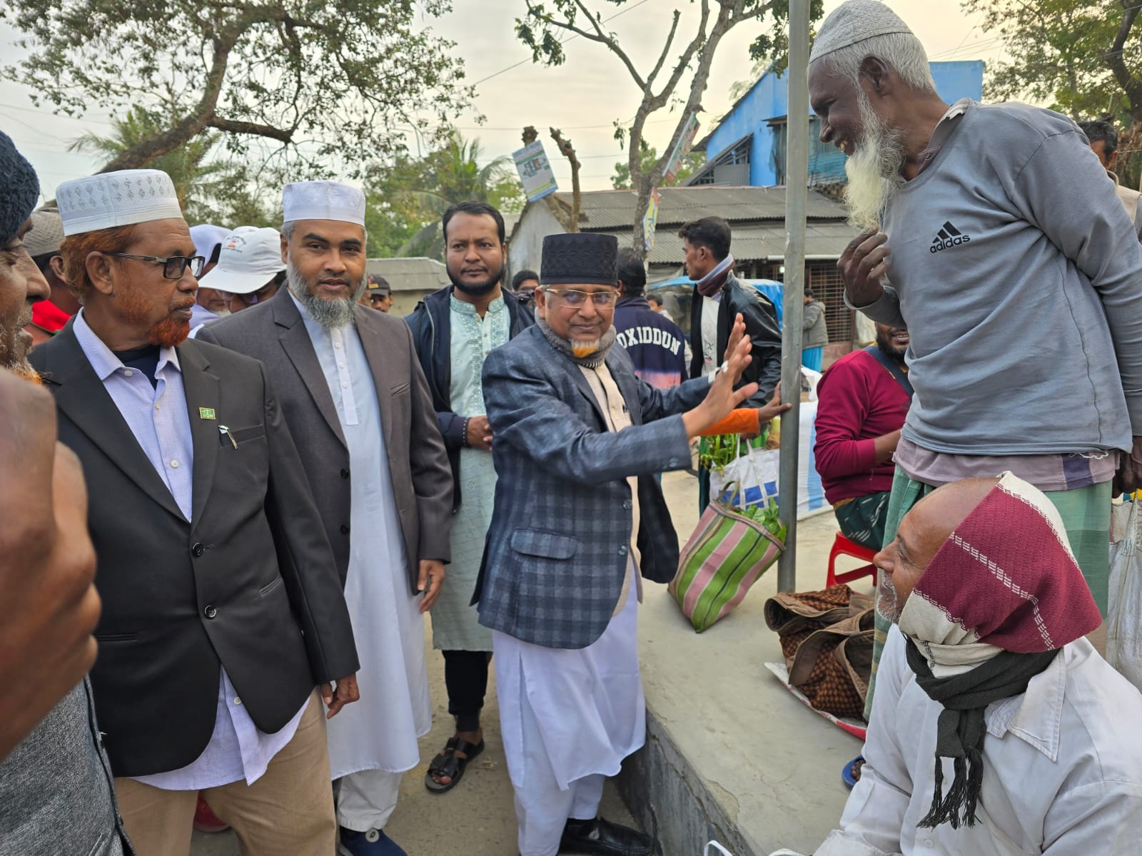 শ্যামনগরের ভুরুলিয়া ইউনিয়নের সিরাজপুর বাজারে গাজী নজরুল ইসলামের গণসংযোগ